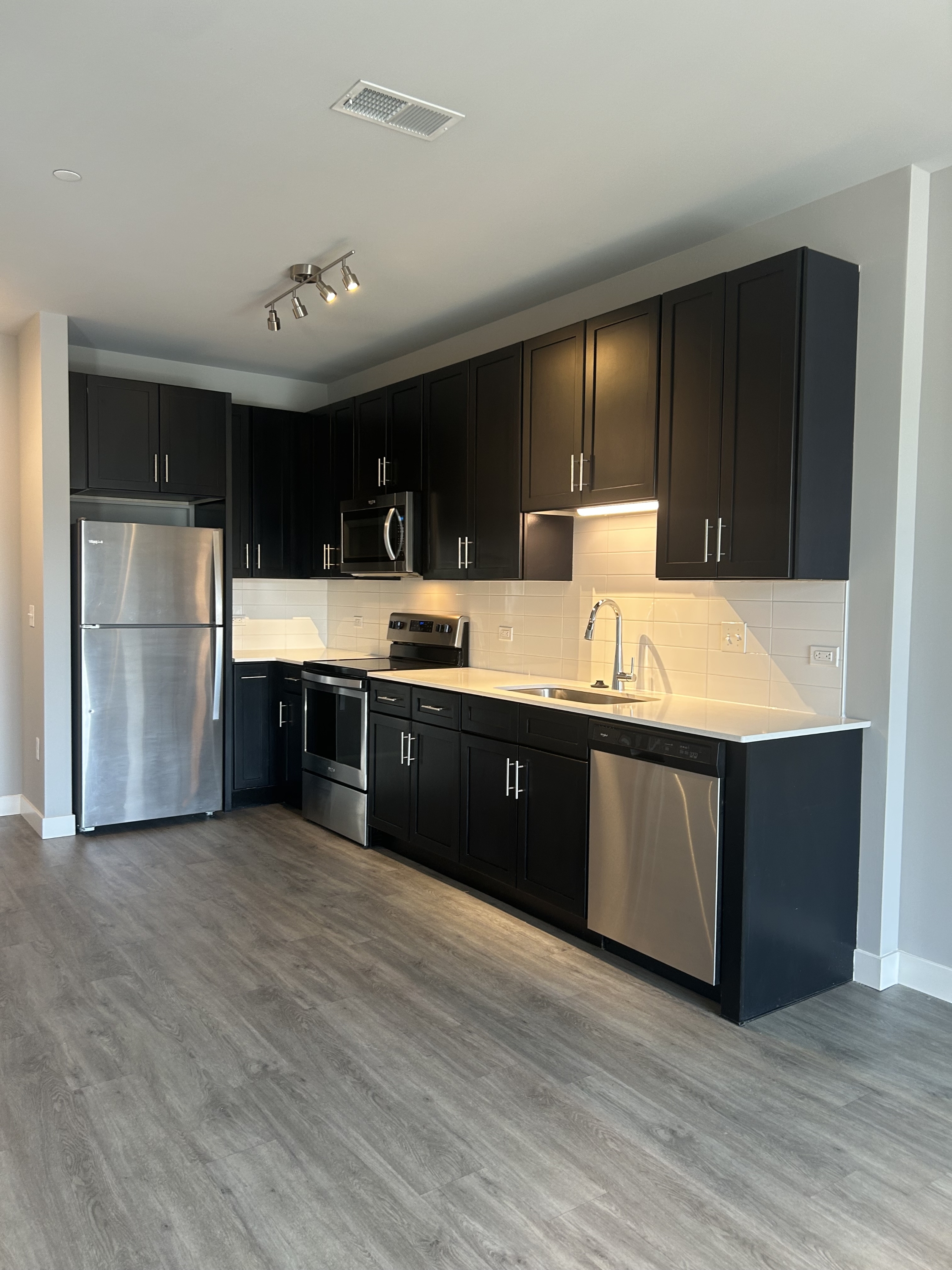 20 West Northwest Highway - 208